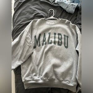 Really cute gray sweatshirt from brandy. Has a perfect oversized fit. Worn twice